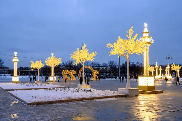 2021年12月4日 俄罗斯联邦莫斯科Vdnkh主入口广场上的新年和圣诞灯饰 — 图库照片