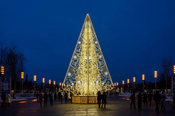 VDNKh, Moskova, Rusya Federasyonu Merkez Bulvarı 'nda Yeni Yıl ve Noel hafif heykelleri, Aralık 04, 2021