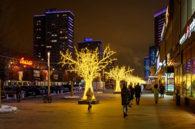 Novy Arbat Caddesi 'ndeki Noel ve Yeni Yıl dekorasyonları, Moskova, Rusya Federasyonu, 11 Aralık 2021