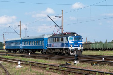 Yolcu DC elektrikli lokomotif EP07-347 PKP Intercity 'den Beyaz Rusya Tren İstasyonu, Brest-Central İstasyonu, Brest, Belarus, 20 Temmuz 2015