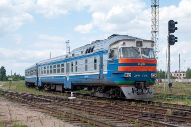 DR1A-294 treni Belarus 'un Brest-Northern tren istasyonunda, Brest, Belarus, 20 Temmuz 2015
