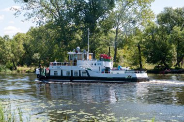 Eski Suvorov köprüsü, Brest, Belarus, 21 Temmuz 2015 'te motorlu gemi 