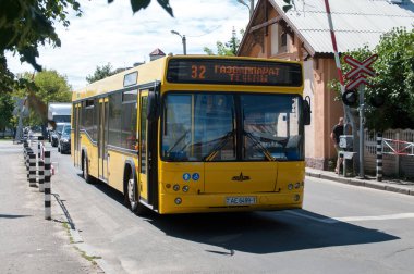 Alçak katlı belediye otobüsü MAZ-103.476 Pushkinskaya Caddesi, Brest, Belarus, 21 Temmuz 2015