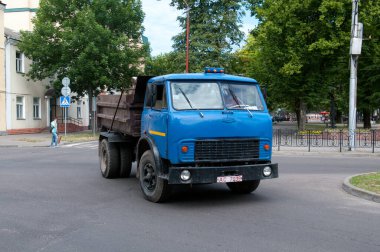 Tipper MAZ-5549: Komsomolskaya Caddesi, Gogol Caddesi, Brest, Belarus, 21 Temmuz 2015