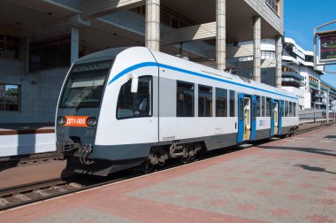 Dizel tren DP1-005 Belarus, Minsk-Yolcu İstasyonu, Minsk, Belarus, 18 Temmuz 2015