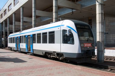 Dizel tren DP1-005 Belarus, Minsk-Yolcu İstasyonu, Minsk, Belarus, 18 Temmuz 2015