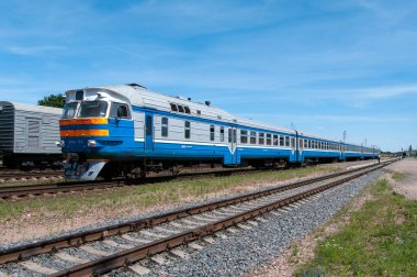 Dizel tren DR1A-179 Belarus, Vileyka Demiryolu İstasyonu, Vileyka, Minsk Bölgesi, Belarus, 18 Temmuz 2015