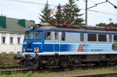 Yolcu DC elektrikli lokomotif EP07-332 Belarus, Brest, Belarus, Belarus, 19 Temmuz 2015 Brest-Central istasyonundaki PKP Intercity 'den
