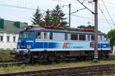 Yolcu DC elektrikli lokomotif EP07-332 Belarus, Brest, Belarus, Belarus, 19 Temmuz 2015 Brest-Central istasyonundaki PKP Intercity 'den