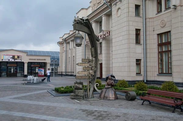 Composiciones Escultóricas Linterna Puntero Jovencita Con Paraguas Lado Moscú Estación — Foto de Stock
