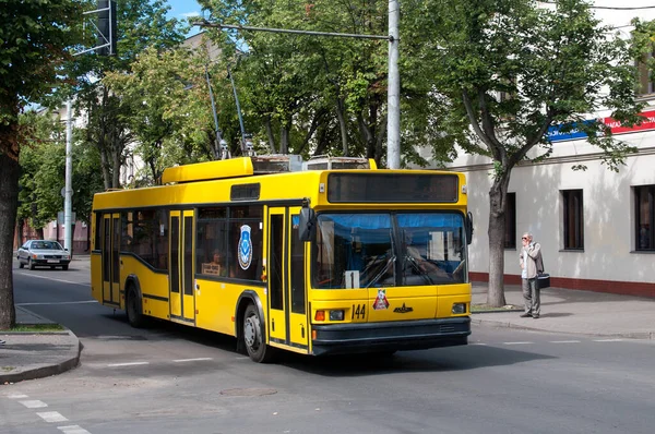 トロリーバスMaz Eton T103は2015年7月21日 ベラルーシのブレストのコムソモルスカヤ通りに続く — ストック写真