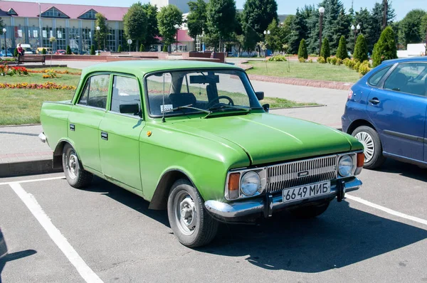Car Moskvich 412 Central Square Vileyka Minsk Region Belarus Julio — Foto de Stock