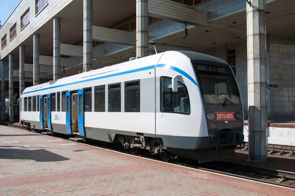 Dizel tren DP1-005 Belarus, Minsk-Yolcu İstasyonu, Minsk, Belarus, 18 Temmuz 2015