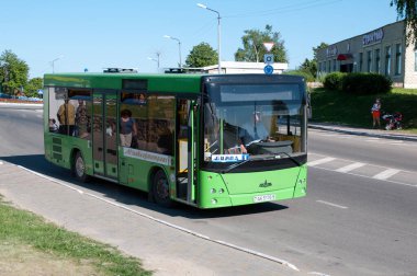 Yarı-alçak şehirlerarası otobüs MAZ-226.060 Sovetskaya Caddesi, Volozhin, Minsk Bölgesi, Belarus, 12 Haziran 2015