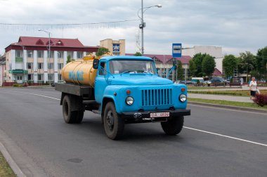 Tank kamyonu ATsPT-3.3 (53-12) GAZ-53-12 aracının şasesi üzerinde 17 Eylül sokağı, Vileyka, Minsk bölgesi, Belarus, 13 Haziran 2015
