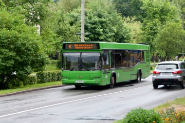 Alçak katlı belediye otobüsü MAZ-103.465, 17 Eylül Caddesi, Vileyka, Minsk bölgesi, Belarus, 13 Haziran 2015