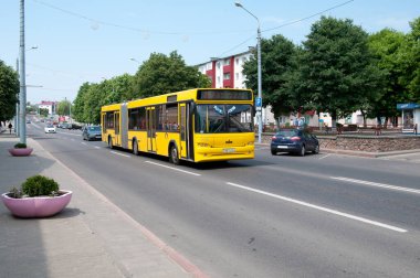 Aşağıdaki şehir otobüsü MAZ-105.465 Sovetskaya Caddesi, Smorgon, Grodno bölgesi, Belarus, 14 Haziran 2015