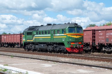 Kargo dizel lokomotifi M62-1096 Beyaz Rusya Demiryolu Mosty İstasyonu, Mosty, Grodno Bölgesi, Belarus, 16 Haziran 2015