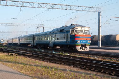 Dizel tren DR1P-098 Belarus 'un Molodechno tren istasyonunda, Molodechno, Minsk bölgesi, Belarus, 15 Haziran 2015