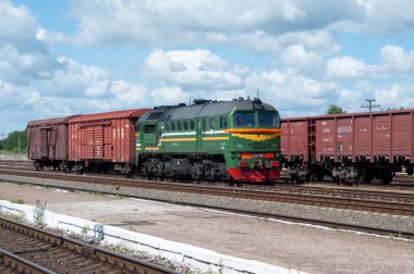 Kargo dizel lokomotifi M62-1096 Beyaz Rusya Demiryolu Mosty İstasyonu, Mosty, Grodno Bölgesi, Belarus, 16 Haziran 2015