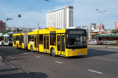 18 Haziran 2015, Puşkin Bulvarı, Minsk, Belarus 'ta MAZ-215.069 numaralı alçak katlı otobüs.