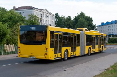 Lenin Caddesi, Volkovysk, Grodno bölgesi, Belarus 'ta MAZ-215.069 numaralı alçak kat otobüsü, 17 Haziran 2015