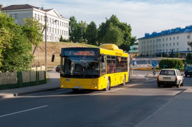 Lenin Caddesi, Volkovysk, Grodno bölgesi, Belarus 'ta MAZ-215.069 numaralı alçak kat otobüsü, 17 Haziran 2015
