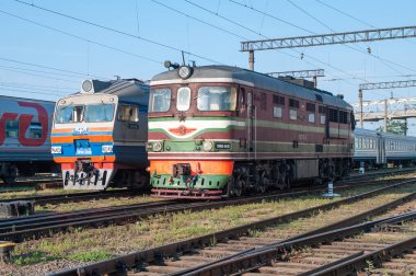 DR1A-325 dizel tren ve TEP60-0431 yolcu lokomotifi Belarus 'un Brest-Central tren istasyonunda, Brest, Belarus, 17 Temmuz 2014