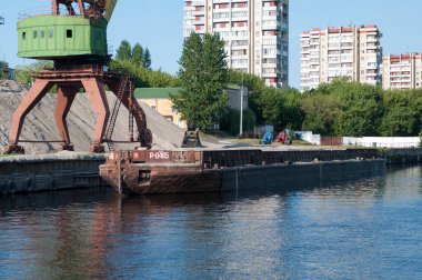 Brest nehir limanı, Brest, Belarus, 17 Temmuz 2014 'teki mavna R-0465.