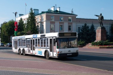 Lenin Caddesi, Brest, Belarus 'ta, 18 Temmuz 2014' te alçak katlı otobüs MAZ-107.066.