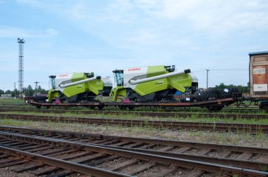 Belarus 'un Brest-Northern tren istasyonundaki TRANSWAGON' dan Laadks platformu tipi Laadks, 18 Temmuz 2014