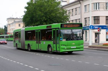 Lenin Caddesi, Brest, Belarus 'ta, 18 Temmuz 2014' te MAZ-105.465 numaralı alçak katlı otobüs.