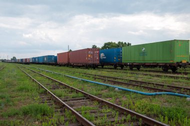 Beyaz Rusya Demiryolu, Brest, Belarus, Brest, Belarus 'taki Brest-Northern istasyonunda standart yük arabaları, 18 Temmuz 2014
