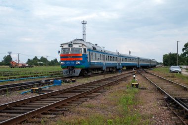 Dizel tren DR1P-089 Belarus 'un Brest-Northern tren istasyonunda, Brest, Belarus, 18 Temmuz 2014