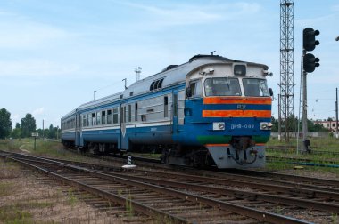 Dizel tren DR1P-089 Belarus 'un Brest-Northern tren istasyonunda, Brest, Belarus, 18 Temmuz 2014