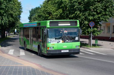 Lenin Meydanı, Kobryn, Brest bölgesinde MAZ-103.003 numaralı alçak katlı otobüs, 13 Haziran 2014