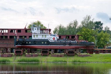 Pinsk Tersanesi, Pinsk, Brest Bölgesi, Belarus, 15 Haziran 2014 Pusher römorkörü 