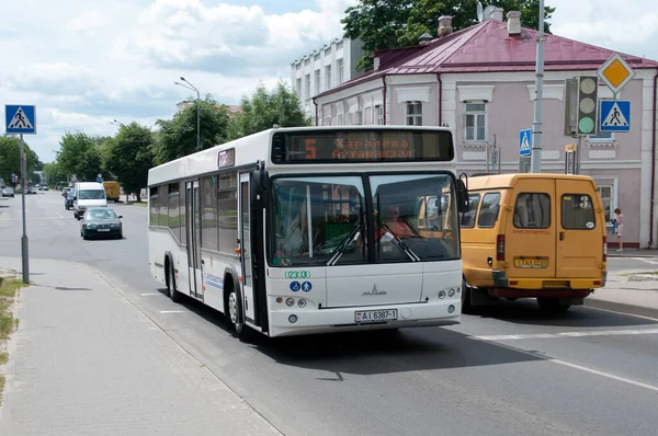 Χαμηλού Ορόφου Προαστιακό Λεωφορείο Maz 103 562 Στην Οδό Λένιν — Φωτογραφία Αρχείου