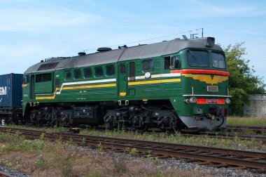 Kargo dizel lokomotifi M62-1052 Belarus 'un Brest-Northern tren istasyonunda, Brest, Belarus, 18 Temmuz 2014