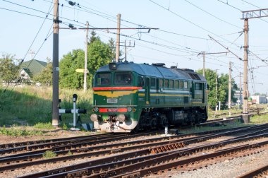 Kargo dizel lokomotifi M62-1329 Belarus 'un Brest-Central İstasyonu, Brest, Belarus, 17 Temmuz 2014