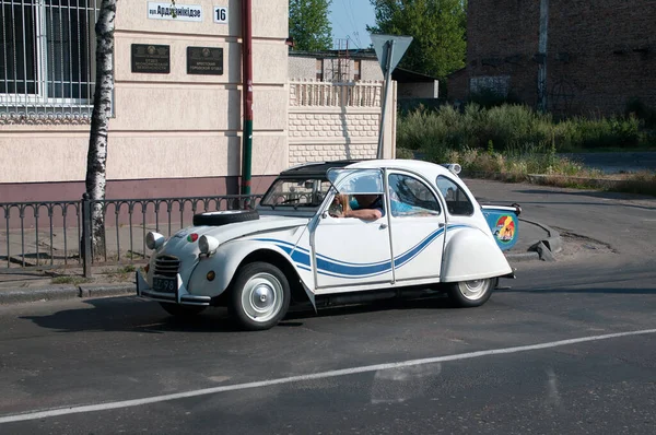 Car Citroen 2Cv Ordzhonikidze Street Brest Λευκορωσία Ιουλίου 2014 — Φωτογραφία Αρχείου