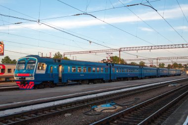 Alternatif elektrikli çoklu birimler ED9M-0210 treni Moskova tren istasyonu Bryansk-Orlovskiy, Bryansk, Rusya, 09 Mayıs 2014