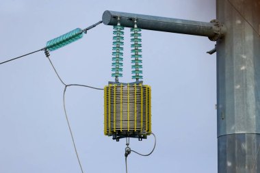 Yalıtkan Yüksek voltaj güç hattı gökyüzüne yakın çekim