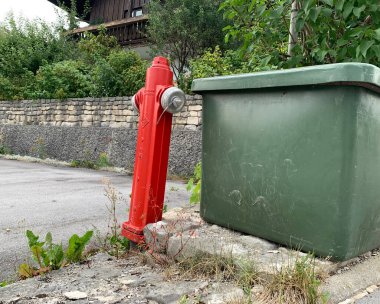 Alman şehri Miesbach 'ın sokaklarında kırmızı yangın musluğu.