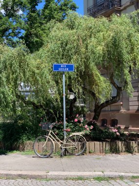 Geiler Caddesi adında bir tabela ve Fransa 'nın Strazburg şehrinde park edilmiş bir bisiklet..
