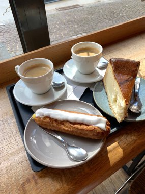 Strasbourg, Fransa 'da bir kafede iki fincan kahve ve iki kek. Mobil fotoğraf.