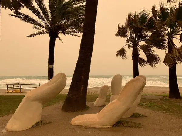 Fuengirola sahilindeki heykel. Filtre yok. Avrupa 'daki Sahra' dan kum fırtınası.