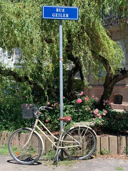 Geiler Caddesi adında bir tabela ve Fransa 'nın Strazburg şehrinde park edilmiş bir bisiklet..