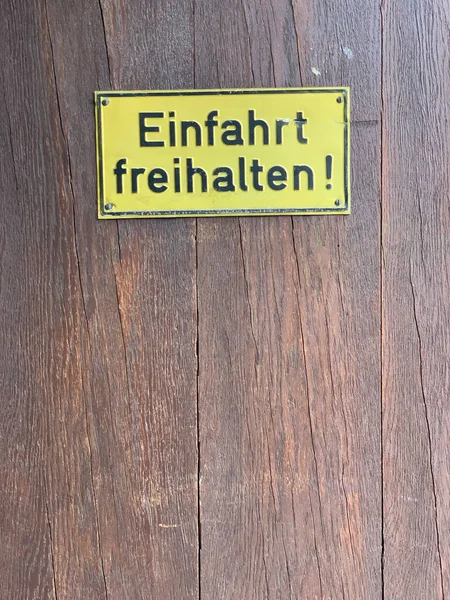 Żółty Znak Napisem Języku Niemieckim Zachowaj Wejście Darmo Drewnianym Tle — Zdjęcie stockowe