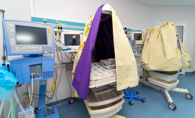 Acil tıbbi bebek koğuşu. Hastane sağlık servisi boş acil servis.